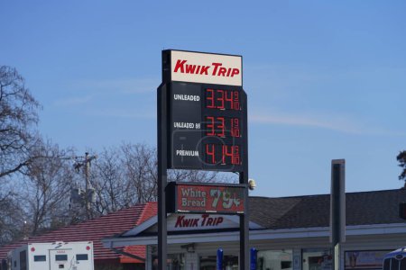 Téléchargez les photos : Mauston, Wisconsin États-Unis - 7 février 2022 : Les prix du carburant lors d'un voyage au Wisconsin Kwik dépassent 3 dollars et 30 cents en raison de l'inflation de l'administration Joe Biden. - en image libre de droit