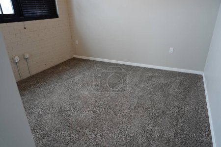 Téléchargez les photos : Chambre à coucher en moquette grise à l'intérieur d'un appartement. - en image libre de droit