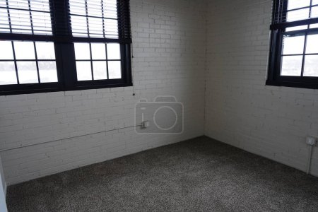 Foto de Dormitorio alfombrado gris dentro de una unidad de apartamento. - Imagen libre de derechos
