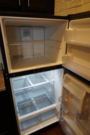 Téléchargez les photos : Réfrigérateur vide sans nourriture dans la cuisine - en image libre de droit