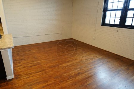 Téléchargez les photos : Sol en bois brun clair salon dans un appartement. - en image libre de droit