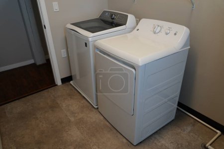 Foto de Fond du Lac, Wisconsin, EE.UU. - 1 de febrero de 2023: GE lavadora y secadora de ropa GE se encuentran en la sala de lavandería. - Imagen libre de derechos