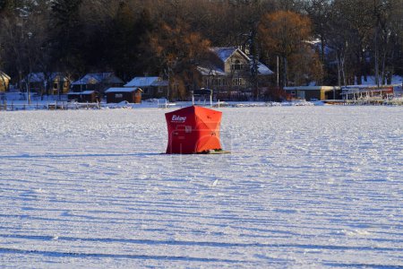 Téléchargez les photos : Green Lake, Wisconsin États-Unis - 20 janvier 2024 : Des gens pêchent sur la glace sur un lac gelé dans des cabanes à glace. - en image libre de droit