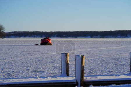 Foto de Green Lake, Wisconsin, EE.UU. - 20 de enero de 2024: La gente pesca en hielo en un lago congelado en chabolas de hielo. - Imagen libre de derechos