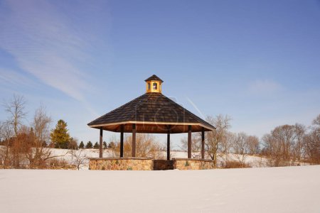 Téléchargez les photos : Beau kiosque en bois de pierre pendant la saison froide d'hiver à Campbellsport, Wisconsin - en image libre de droit