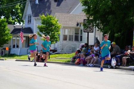 Foto de Little Chute, Wisconsin, Estados Unidos - 5 de junio de 2021: Miembros de la familia y niños corrieron y caminaron en el Great Wisconsin Cheese festival mile run. - Imagen libre de derechos