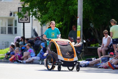 Téléchargez les photos : Little Chute, Wisconsin États-Unis - 5 juin 2021 : Des membres de la famille et des enfants ont couru et se sont promenés dans le Great Wisconsin Cheese festival mile run. - en image libre de droit