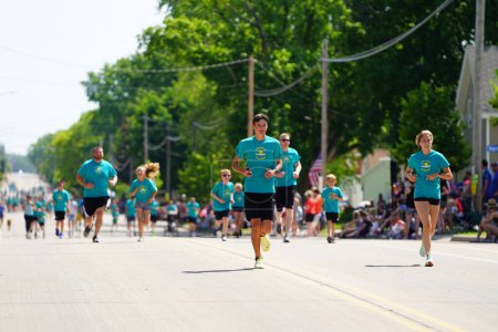 Foto de Little Chute, Wisconsin, Estados Unidos - 5 de junio de 2021: Miembros de la familia y niños corrieron y caminaron en el Great Wisconsin Cheese festival mile run. - Imagen libre de derechos
