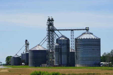 Téléchargez les photos : New Lisbon, Wisconsin États-Unis - 20 avril 2023 : Les silos à grains et les silos à grains sont installés sur des terres agricoles. - en image libre de droit