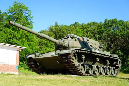 Foto de Camp Douglas, Wisconsin, EE.UU. - 16 de junio de 2021: El tanque de batalla M48A2 patton se encuentra en el sitio conmemorativo de veteranos. - Imagen libre de derechos