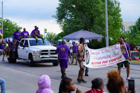 Téléchargez les photos : Milwaukee, Wisconsin États-Unis - 19 juin 2021 : Des fraternités afro-américaines noires ont participé et marché au défilé de célébration du 10 juin. - en image libre de droit