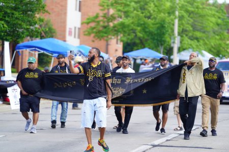 Foto de Milwaukee, Wisconsin, EE.UU. - 19 de junio de 2021: Fraternidades afroamericanas negras participaron y caminaron en el desfile de celebración Juneteenth. - Imagen libre de derechos