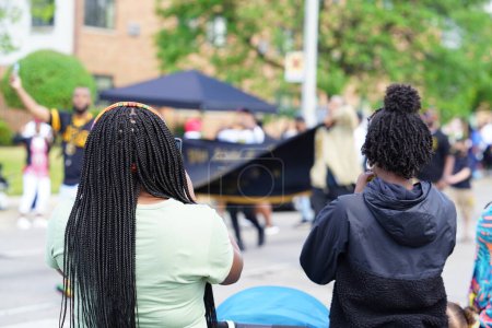 Foto de Milwaukee, Wisconsin, EE.UU. - 19 de junio de 2021: Fraternidades afroamericanas negras participaron y caminaron en el desfile de celebración Juneteenth. - Imagen libre de derechos