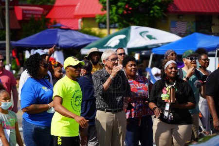 Foto de Milwaukee, Wisconsin, Estados Unidos - 19 de junio de 2021: El gobernador demócrata de Wisconsin Tony Evers asistió al evento del festival Juneteenth e interactuó con los lugareños afroamericanos. - Imagen libre de derechos
