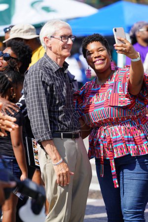 Foto de Milwaukee, Wisconsin, Estados Unidos - 19 de junio de 2021: El gobernador demócrata de Wisconsin Tony Evers asistió al evento del festival Juneteenth e interactuó con los lugareños afroamericanos. - Imagen libre de derechos
