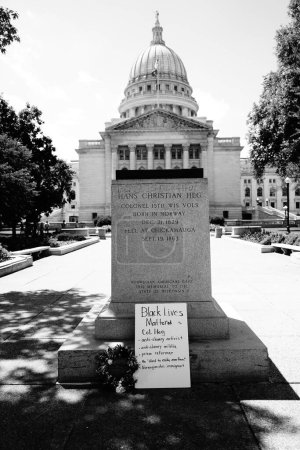 Foto de Madison, Wisconsin / Estados Unidos - 27 de junio de 2020: Una alegoría de devoción y progreso Estatua de Lady Forward frente al Capitolio de Madison fue removida de las vidas negras.. - Imagen libre de derechos