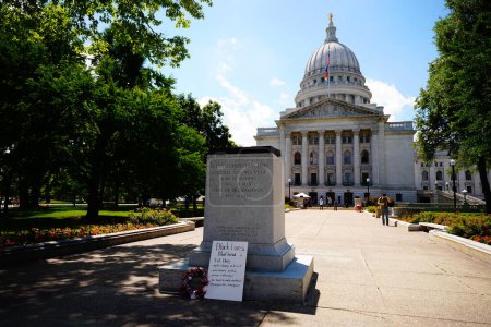Foto de Madison, Wisconsin / Estados Unidos - 27 de junio de 2020: Una alegoría de devoción y progreso Estatua de Lady Forward frente al Capitolio de Madison fue removida de las vidas negras.. - Imagen libre de derechos