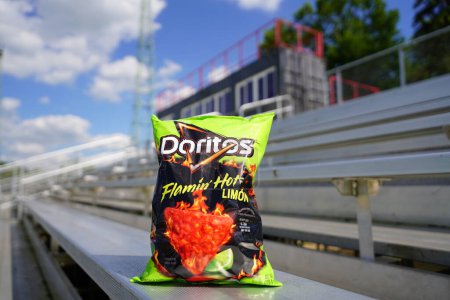 Foto de Kenosha, Wisconsin / Estados Unidos - 27 de junio de 2020: Doritos Flamin 'Hot Limon Flavored Tortilla Chips, Bolsa de 9.75 oz - Imagen libre de derechos