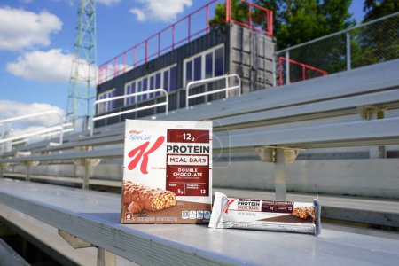 Foto de Beaver dam, Wisconsin / Estados Unidos - 27 de junio de 2020: Especial K Protein Meal Bar, Double Chocolate 6 pack, 1.59 oz bars 5 gramos de fibra y 12 minerales y vitaminas se sienta en el banco en el campo de fútbol. - Imagen libre de derechos