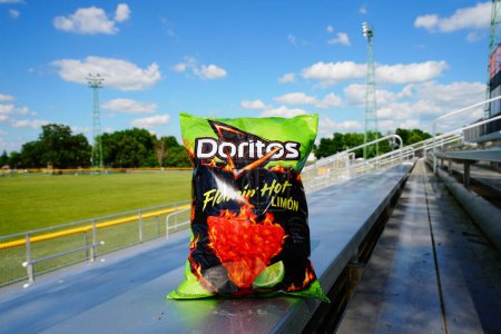 Téléchargez les photos : Kenosha, Wisconsin / États-Unis - 27 juin 2020 : Doritos Flamin 'Hot Limon Flavored Tortilla Chips, sac de 9,75 oz - en image libre de droit