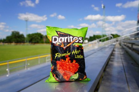 Foto de Kenosha, Wisconsin / Estados Unidos - 27 de junio de 2020: Doritos Flamin 'Hot Limon Flavored Tortilla Chips, Bolsa de 9.75 oz - Imagen libre de derechos