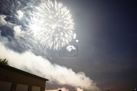 Foto de Fuegos artificiales iluminan el cielo oscuro sobre Fisk, Wisconsin el día antes del 4 de julio día de la independencia de América - Imagen libre de derechos