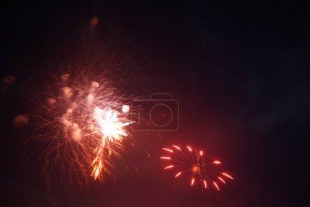 Téléchargez les photos : Des feux d'artifice illuminent le ciel étoilé au-dessus de Fisk, Wisconsin, la veille du 4 juillet, jour de l'indépendance de l'Amérique - en image libre de droit