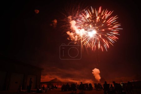 Téléchargez les photos : Des feux d'artifice illuminent le ciel étoilé au-dessus de Fisk, Wisconsin, la veille du 4 juillet, jour de l'indépendance de l'Amérique - en image libre de droit
