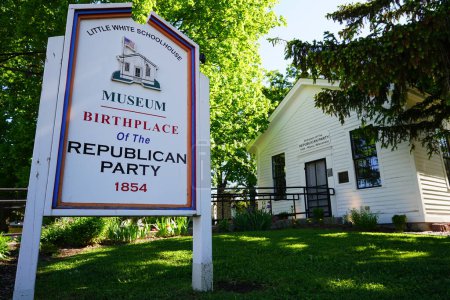 Téléchargez les photos : Ripon, Wisconsin États-Unis - 30 mai 2021 : Lieu historique national abandonné du lieu de naissance du Parti républicain à Ripon, Wisconsin pendant l'été. - en image libre de droit