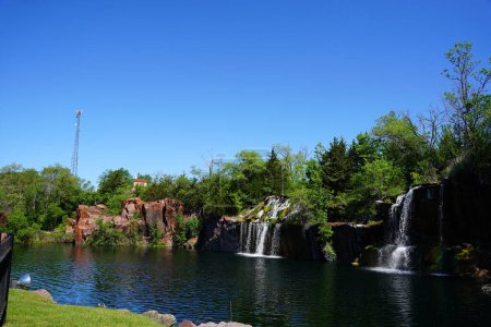 Formación rocosa, cascadas y estanque en el Daggett Memorial Park en Montello, Wisconsin