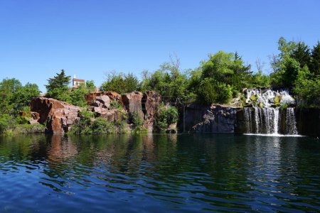 Téléchargez les photos : Formation rocheuse, cascades et étang au Daggett Memorial Park à Montello, Wisconsin - en image libre de droit
