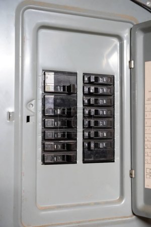 Foto de Fond du Lac, Wisconsin - 1 de mayo de 2021: Se encuentra un disyuntor eléctrico en el sótano de un apartamento. - Imagen libre de derechos