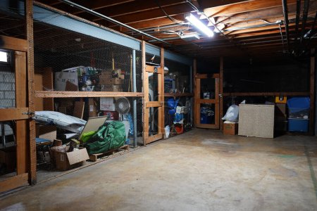 Foto de Fond du Lac, Wisconsin, Estados Unidos - 28 de marzo de 2021: Depósitos de celdas del sótano del apartamento. - Imagen libre de derechos