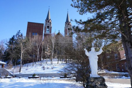 Foto de Holy Hill - Basílica y Santuario Nacional de María Auxiliadora en Hubertus, Wisconsin - Imagen libre de derechos