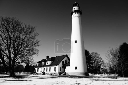 Téléchargez les photos : Racine, Wisconsin / États-Unis - 21 février 2020 : Le phare de Wind point près de Racine, Wisconsin, illumine la nuit sur le lac Michigan. - en image libre de droit