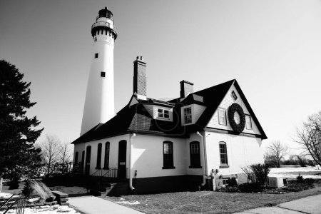 Téléchargez les photos : Racine, Wisconsin / États-Unis - 21 février 2020 : Le phare de Wind point près de Racine, Wisconsin, illumine la nuit sur le lac Michigan. - en image libre de droit