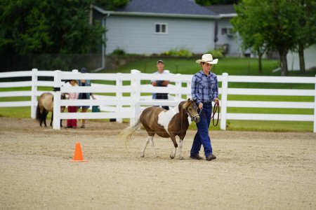 Téléchargez les photos : Fond du Lac, Wisconsin / États-Unis - 17 juillet 2019 : Jeune homme à cheval à un concours hippique dans un ranch public de Fond du Lac, Wisconsin - en image libre de droit