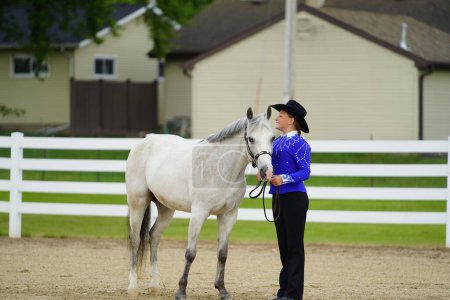 Foto de Fond du Lac, Wisconsin / Estados Unidos - 17 de julio de 2019: Muchacha joven con caballo en exhibición de caballos en un campo público de caballos en Fond du Lac, Wisconsin - Imagen libre de derechos