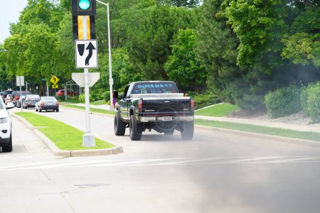 Foto de Fond du Lac, Wisconsin / Estados Unidos - 18 de julio de 2020: Miembros de fond du lac hicieron burnouts en los camiones en las calles. - Imagen libre de derechos