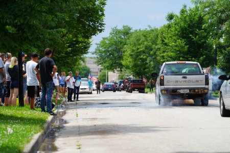 Téléchargez les photos : Fond du Lac, Wisconsin / États-Unis - 18 juillet 2020 : Des membres du fond du lac ont brûlé dans les camions dans les rues. - en image libre de droit
