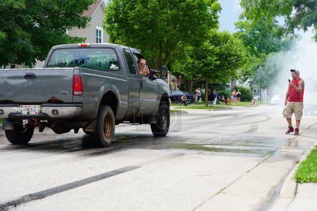 Foto de Fond du Lac, Wisconsin / Estados Unidos - 18 de julio de 2020: Miembros de fond du lac hicieron burnouts en los camiones en las calles. - Imagen libre de derechos