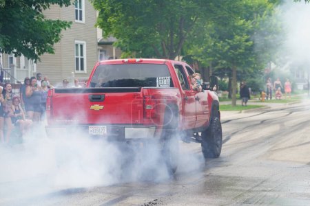 Téléchargez les photos : Fond du Lac, Wisconsin / États-Unis - 18 juillet 2020 : Des membres du fond du lac ont brûlé dans les camions dans les rues. - en image libre de droit
