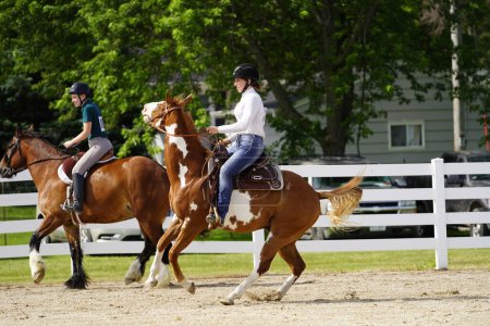 Foto de Fond du Lac, Wisconsin / Estados Unidos - 17 de julio de 2019: Chicas montando a caballo en un campo público de caballos en Fond du Lac, Wisconsin - Imagen libre de derechos