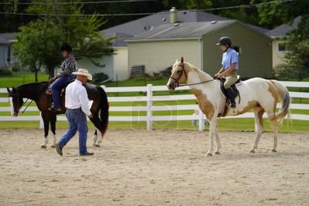 Téléchargez les photos : Fond du Lac, Wisconsin / États-Unis - 17 juillet 2019 : Jeunes filles chevauchant à cheval sur un champ de ranch public à Fond du Lac, Wisconsin - en image libre de droit