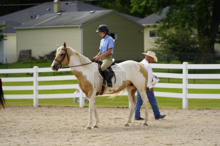 Téléchargez les photos : Fond du Lac, Wisconsin / États-Unis - 17 juillet 2019 : Jeunes filles chevauchant à cheval sur un champ de ranch public à Fond du Lac, Wisconsin - en image libre de droit