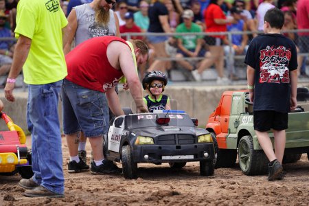 Foto de Pickett, Wisconsin / Estados Unidos - 18 de septiembre de 2020: Ruedas eléctricas con niños conducidos en hollywood - Imagen libre de derechos