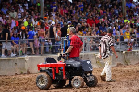 Foto de Pickett, Wisconsin / Estados Unidos - 18 de septiembre de 2020: El derby de demolición de cortadoras de césped tuvo lugar en el evento de derby de deportes de motor de Hollywood para las patas por la causa. - Imagen libre de derechos