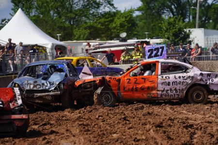 Téléchargez les photos : Pickett, Wisconsin / États-Unis - 18 septembre 2020 : Le divertissement sportif automobile hollywoodien a tenu ses pattes annuelles pour la cause derby de démolition. - en image libre de droit