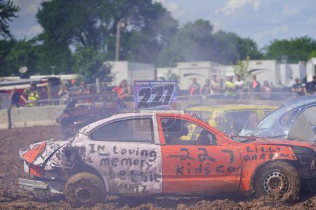 Téléchargez les photos : Pickett, Wisconsin / États-Unis - 18 septembre 2020 : Le divertissement sportif automobile hollywoodien a tenu ses pattes annuelles pour la cause derby de démolition. - en image libre de droit