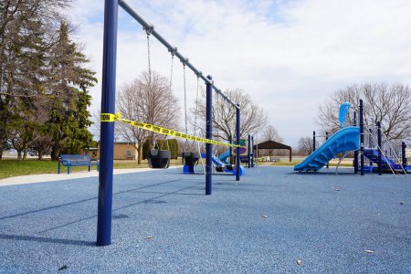 Foto de Muchos parques infantiles y parques están restringidos debido a la pandemia de coronavirus covid-19 que se extiende por los Estados Unidos de América. - Imagen libre de derechos